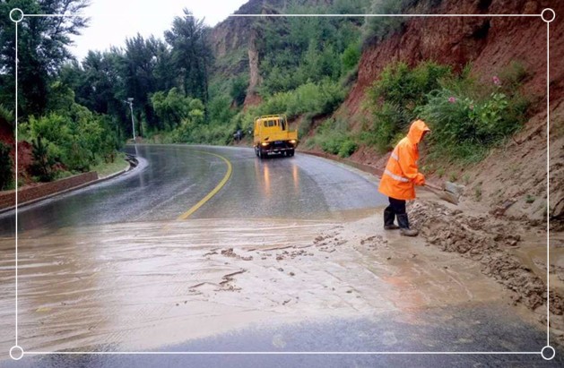 雨中的养路人.jpg