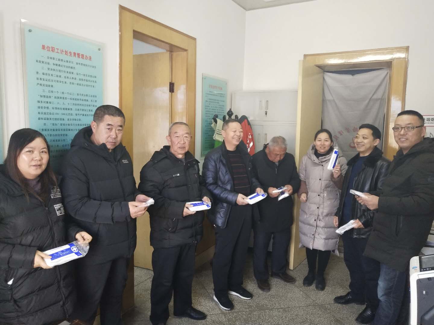 发放口罩.jpg