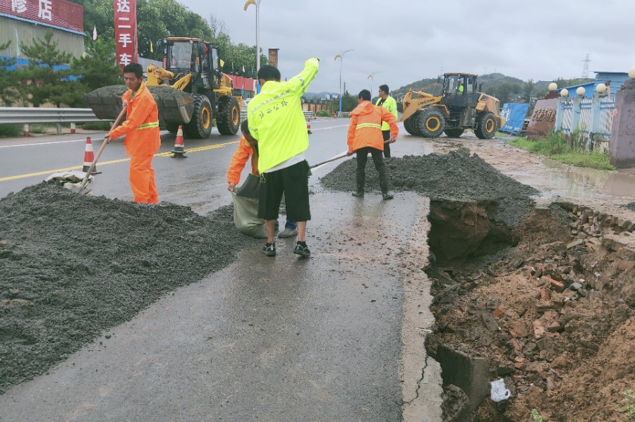 路面路基冲毁路段进行临时防护.jpg