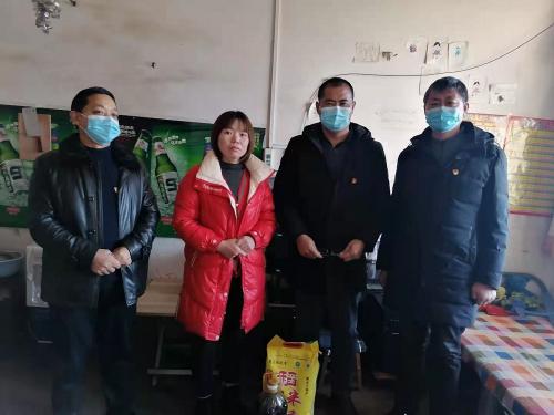 党员干部社区双报到慰问贫困户.jpg