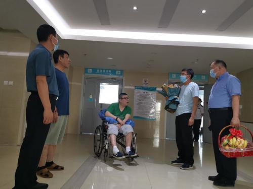 慰问困难职工.jpg