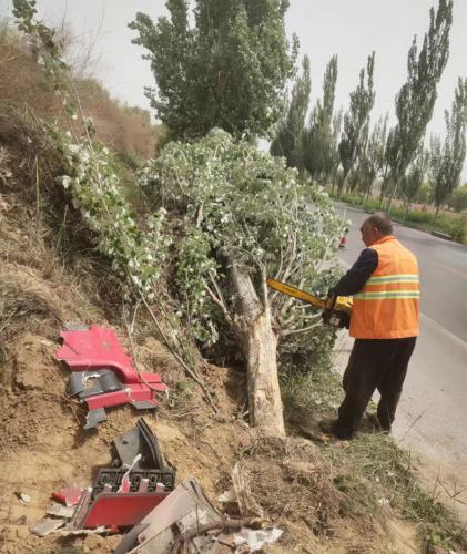 他为道路整妆容 (1).jpg