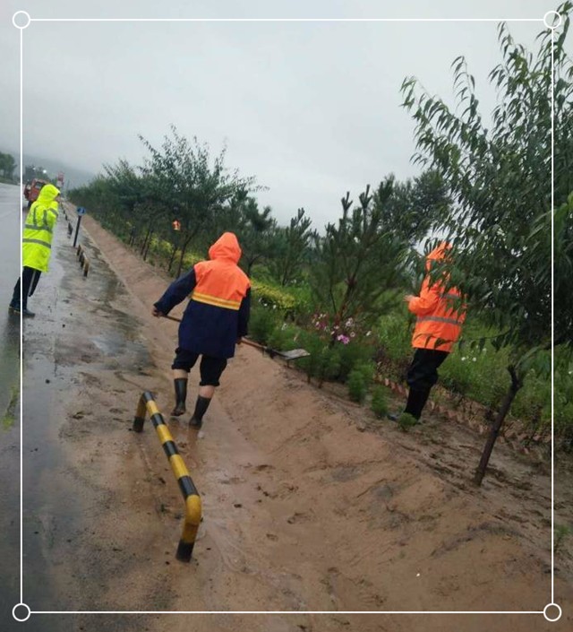 201807181531911061334.jpg 雨中的养路人1.jpg