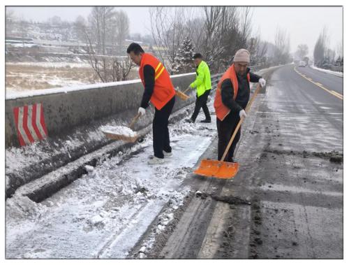 1706860426801915.jpg 雪路上的养路人 (2).jpg